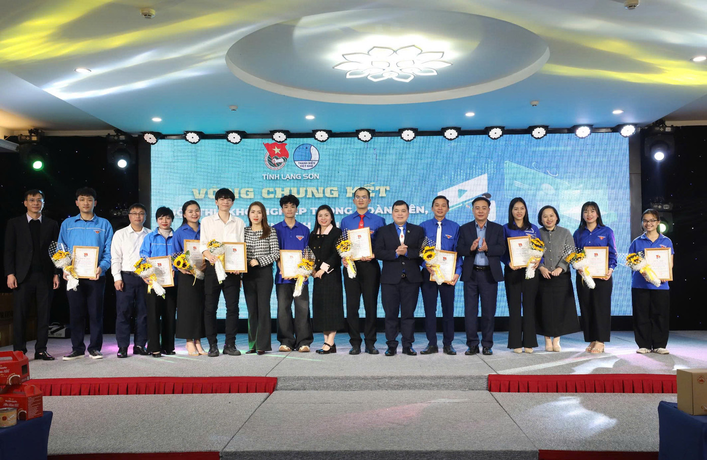 Kết thúc cuộc thi, Ban tổ chức đã trao giấy chứng nhận, phần thưởng cho những dự án xuất sắc đoạt giải. Kết thúc cuộc thi, Ban tổ chức đã trao giấy chứng nhận, phần thưởng cho những dự án xuất sắc đoạt giải.