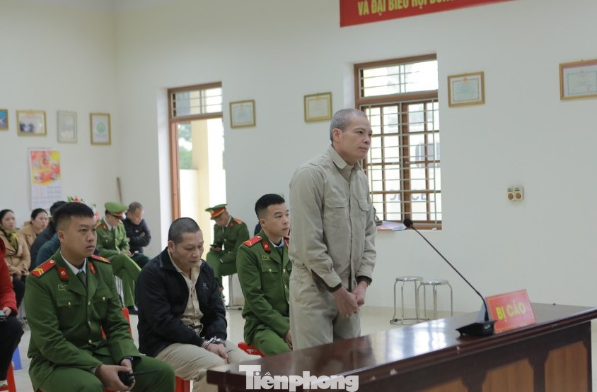 Bị cáo Lương Văn Toán (đứng) ra tòa lĩnh án. Bị cáo Lương Văn Toán (đứng) ra tòa lĩnh án.