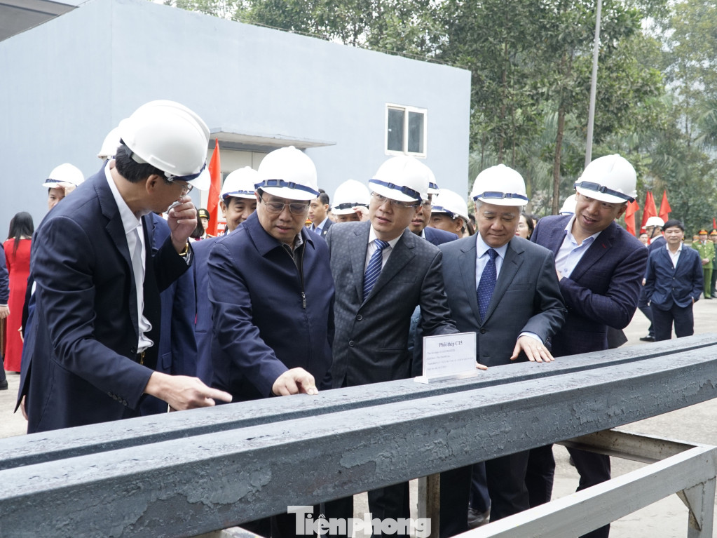 Thủ tướng kiểm tra chất lượng thép tại Công ty CP Gang thép Cao Bằng. Ảnh: H.A