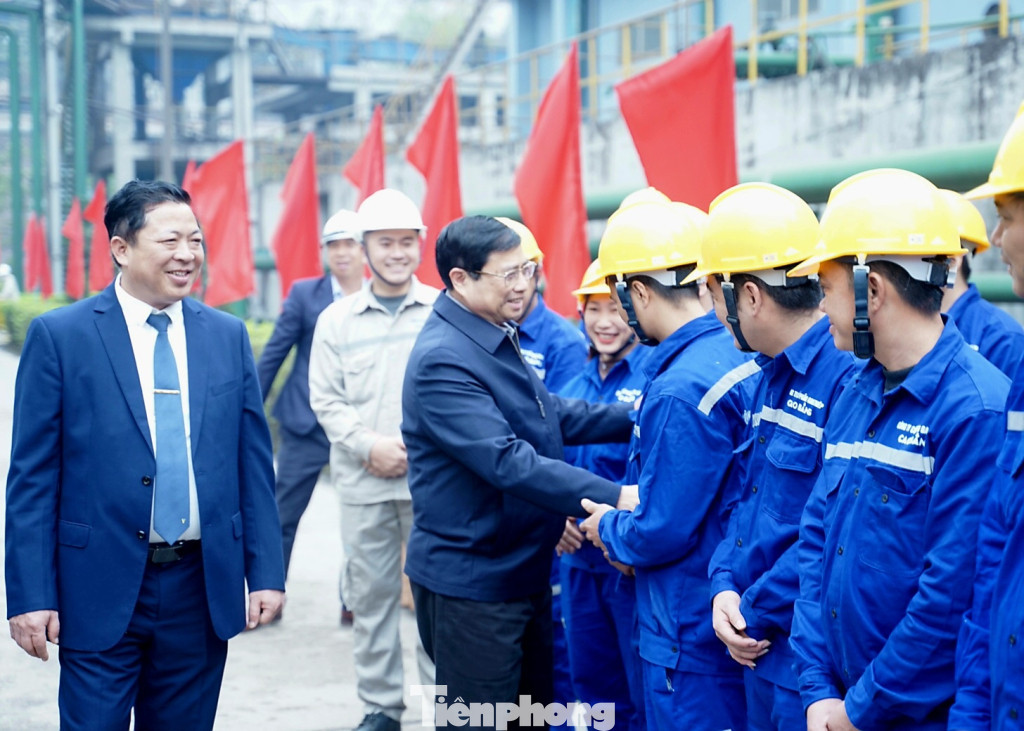 Đội ngũ công nhân nhà máy vui mừng đón tiếp Thủ tướng ngày đầu năm mới. Ảnh: H.A