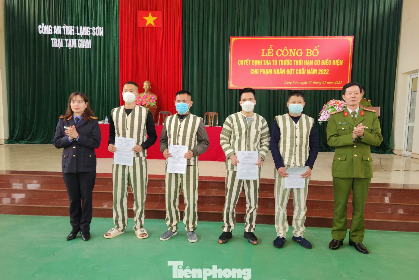 Đại diện lãnh đạo công an tỉnh và Viện kiểm sát tỉnh Lạng Sơn trao Quyết định tha tù trước thời hạn có điều kiện cho 4 phạm nhân. Lãnh đạo Trại tạm giam Công an tỉnh Lạng Sơn bày tỏ mong muốn các phạm nhân trên sẽ tiếp tục rèn luyện, phấn đấu để trở thành công dân có ích của xã hội. -Ảnh: Duy Chiến Đại diện lãnh đạo công an tỉnh và Viện kiểm sát tỉnh Lạng Sơn trao Quyết định tha tù trước thời hạn có điều kiện cho 4 phạm nhân. Lãnh đạo Trại tạm giam Công an tỉnh Lạng Sơn bày tỏ mong muốn các phạm nhân trên sẽ tiếp tục rèn luyện, phấn đấu để trở thành công dân có ích của xã hội. -Ảnh: Duy Chiến