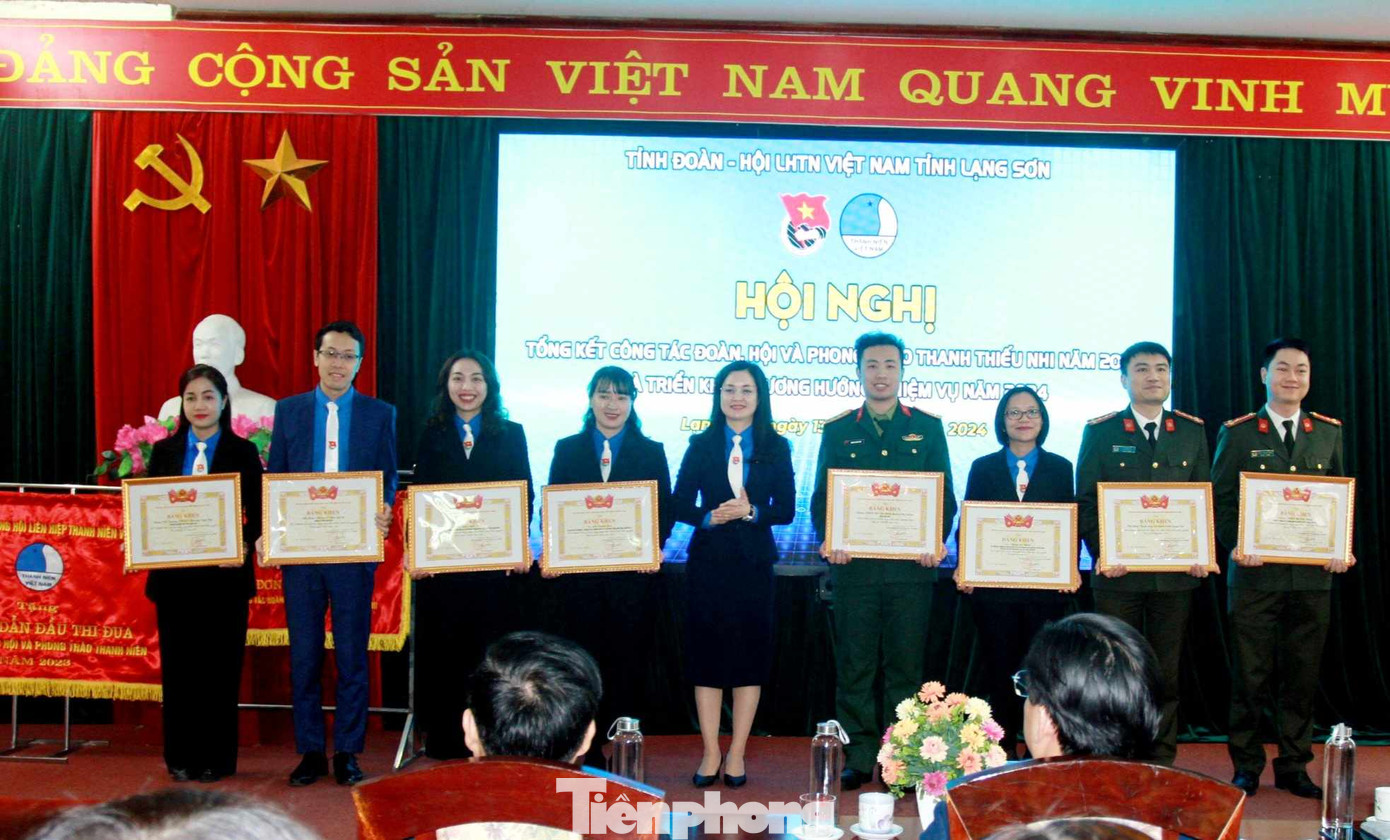 Các tập thể, cá nhân có thành tích xuất sắc trong công tác Đoàn năm 2023 được tôn vinh, khen thưởng. Ảnh: Duy Chiến