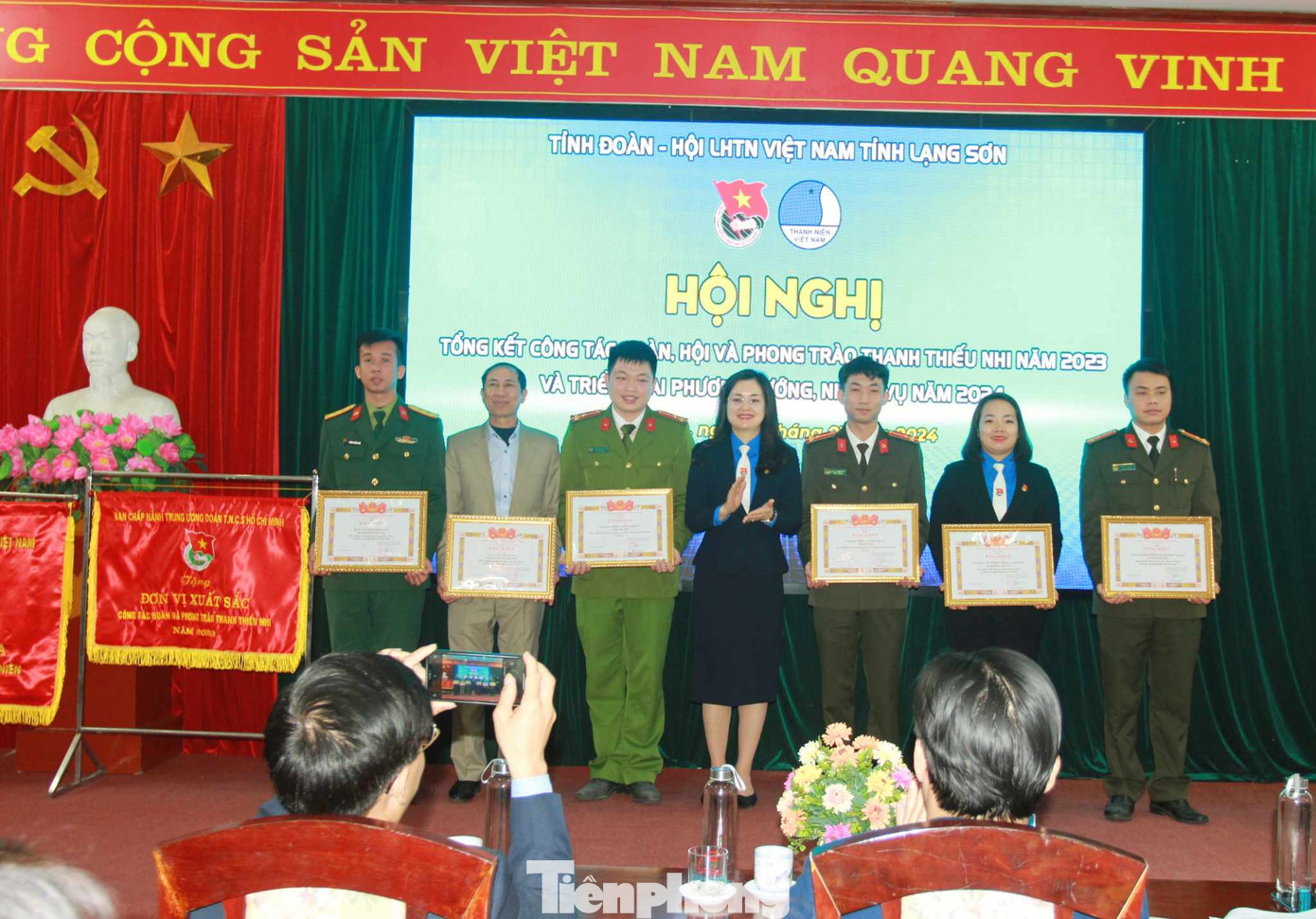 Cơ quan báo Tiền Phong thường trú tại tỉnh Lạng Sơn (giữa) cùng các tập thể nhận Bằng khen của Tỉnh Đoàn Lạng Sơn vì có thành tích xuất sắc trong phong trào Đoàn, thanh thiếu nhi tỉnh Lạng Sơn năm 2023.