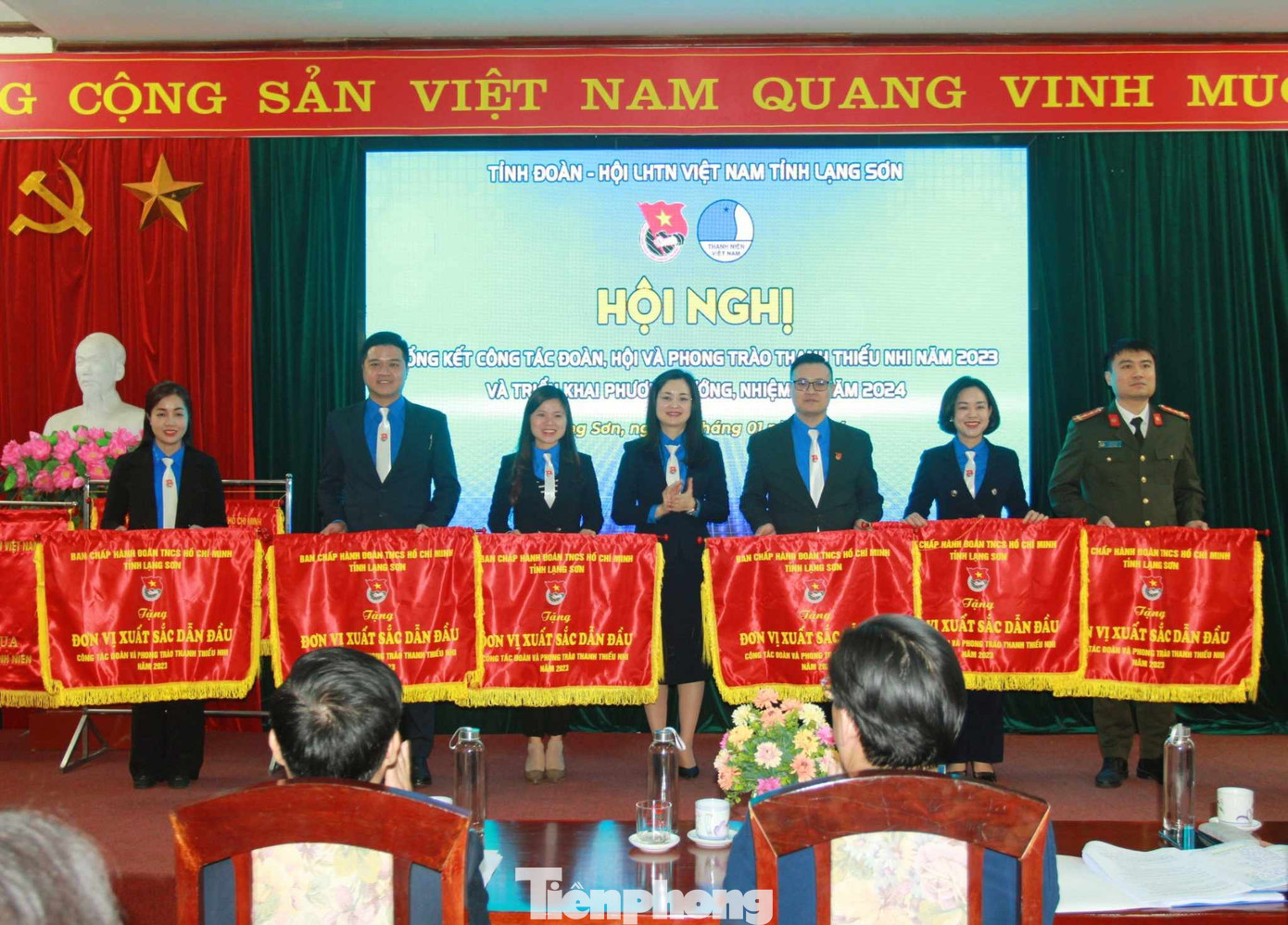 Tổ chức Đoàn trực thuộc Tỉnh Đoàn Lạng Sơn nhận cờ thi đua xuất sắc trong công tác Đoàn. Ảnh: Duy Chiến