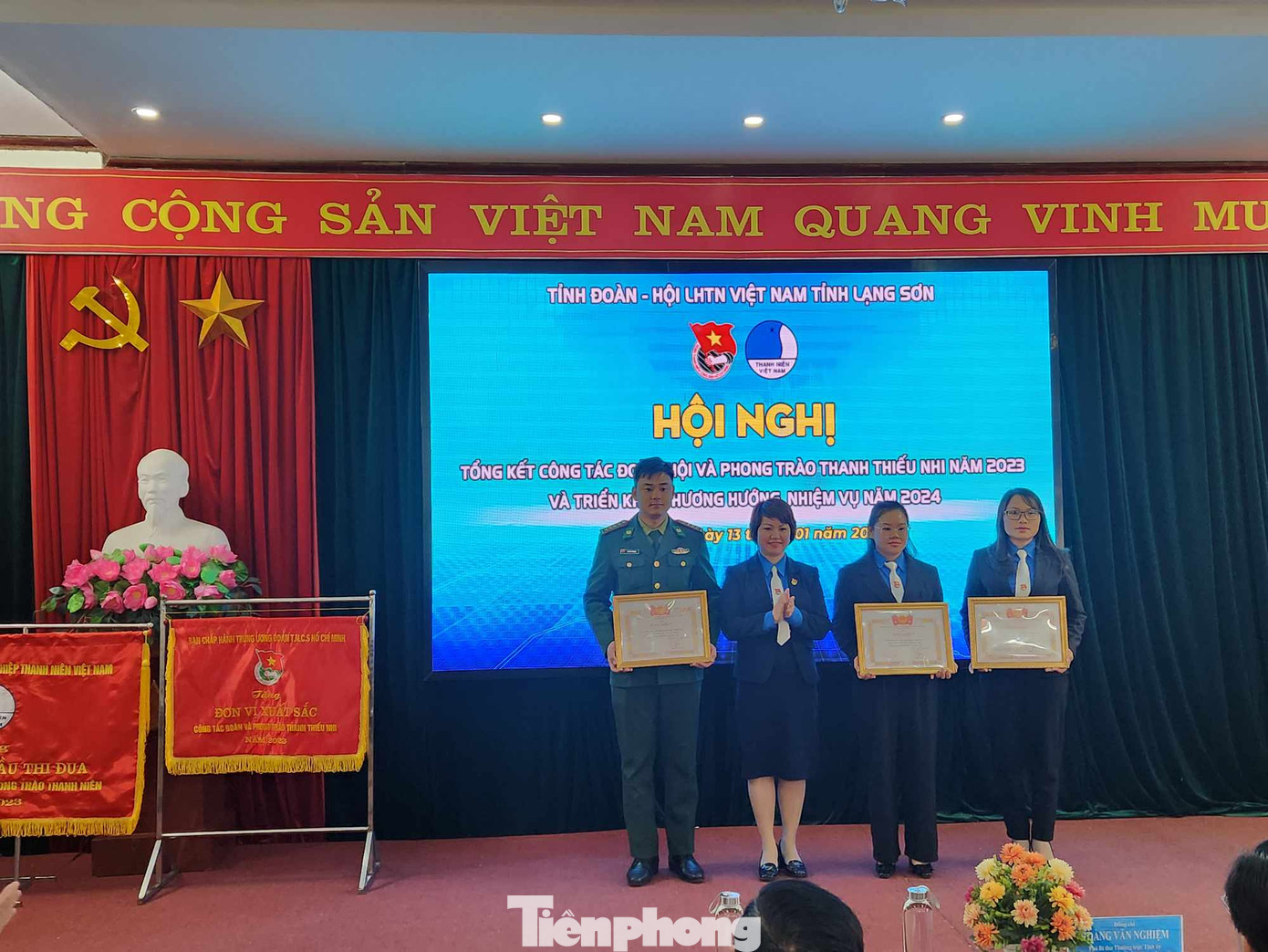 Các tập thể có thành tích trong công tác Hội Liên hiệp Thanh niên được tôn vinh, khen thưởng . Ảnh: Duy Chiến