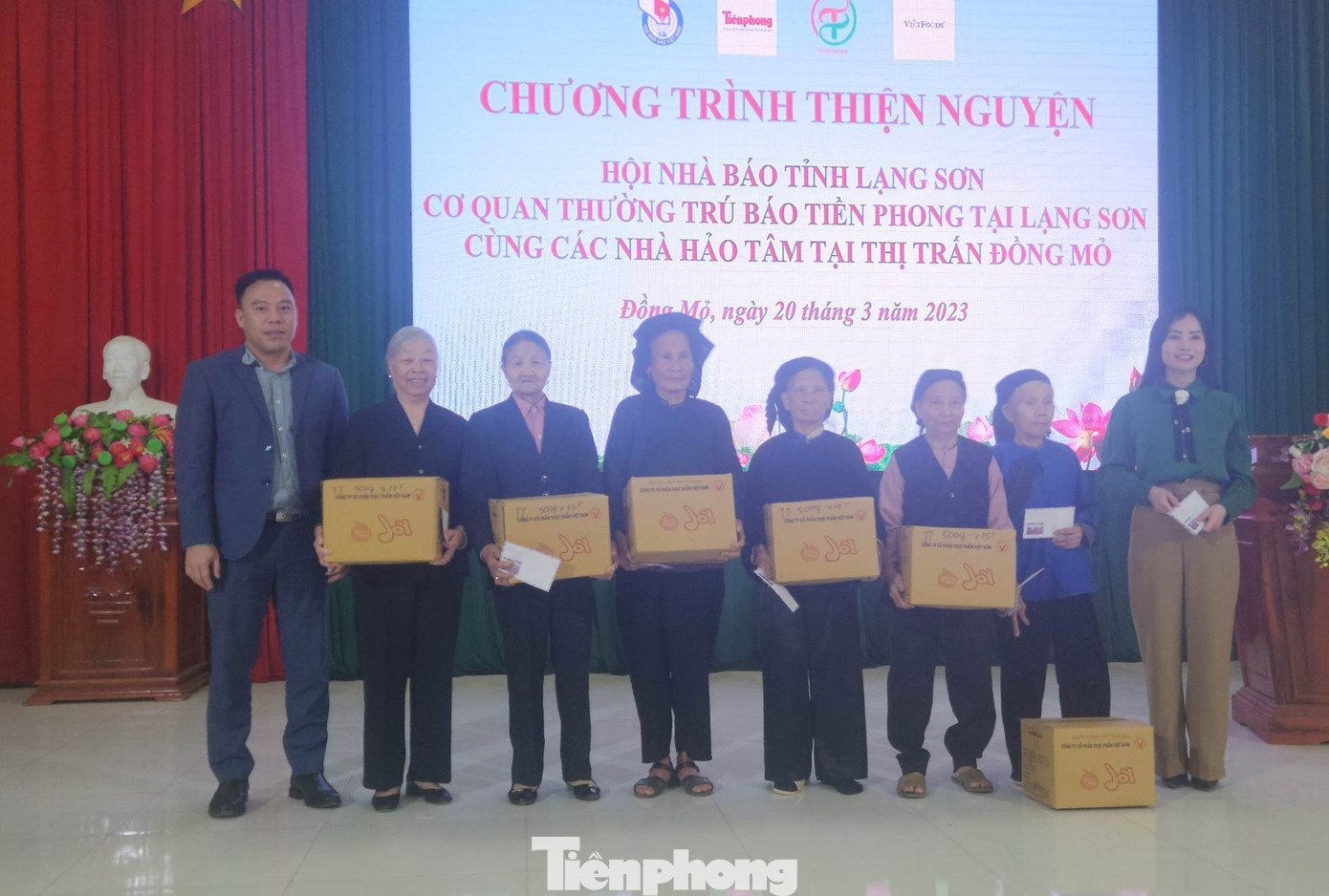 Đại diện Công ty CP Thực phẩm Việt Nam trao quà cho đối tượng chính sách, người nghèo ở huyện Chi Lăng.