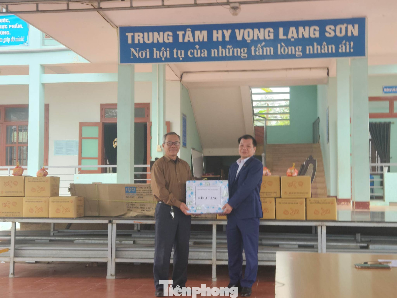 Ông Phùng Văn Khiêm, Phó Chủ tịch Hội Nhà báo tỉnh Lạng Sơn (bìa phải) trao quà cho Trung tâm.