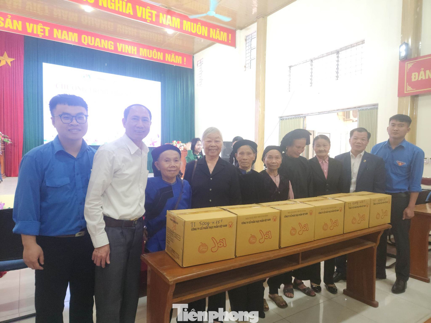 Đại diện báo Tiền Phong và tuổi trẻ Chi Lăng gặp mặt, tri ân với Tiểu đội nữ Dân quân Quang Lang bắn rơi máy bay Mỹ.