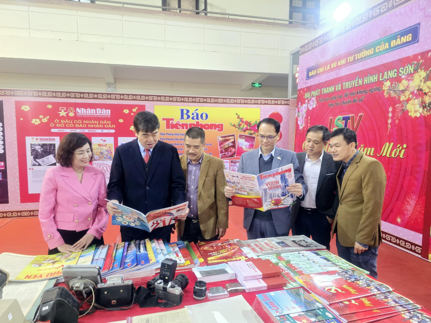 Hội Báo xuân xứ Lạng năm nay có 8 đơn vị tham gia trưng bày, gồm: Hội Nhà báo tỉnh, Báo Lạng Sơn, Hội Văn học Nghệ thuật tỉnh, Đài Phát thanh và Truyền hình tỉnh, Thư viện tỉnh và ba cơ quan báo chí Trung ương thường trú tại tỉnh: Báo Nhân Dân, Thông tấn xã Việt Nam, Báo Tiền Phong. Gian trưng bày báo Tiền Phong thu hút sự chú ý của người xem, người đọc xứ Lạng. Ảnh: Duy Chiến.