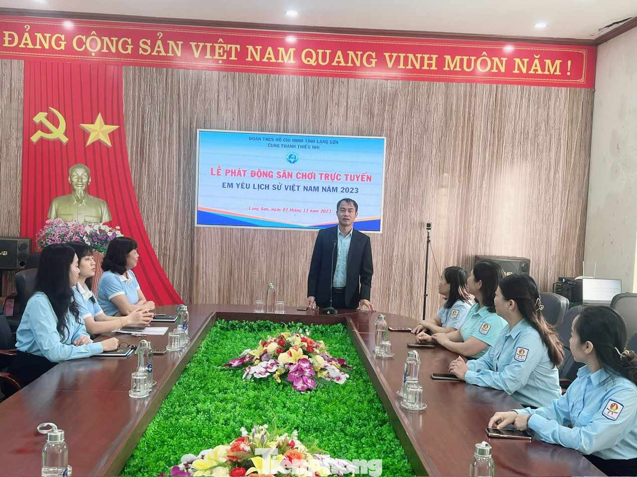 Anh Đỗ Văn Sơn - Giám đốc Cung Thiếu nhi họp bàn công tác triển khai cuộc thi. Ảnh: Duy Chiến Anh Đỗ Văn Sơn - Giám đốc Cung Thiếu nhi họp bàn công tác triển khai cuộc thi. Ảnh: Duy Chiến