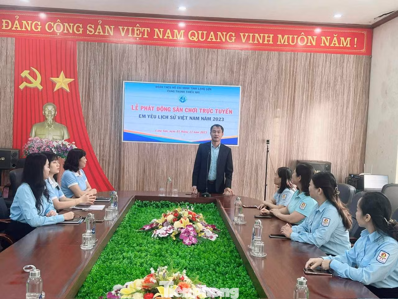 Anh Đỗ Văn Sơn - Giám đốc Cung Thiếu nhi họp bàn công tác triển khai cuộc thi. Ảnh: Duy Chiến