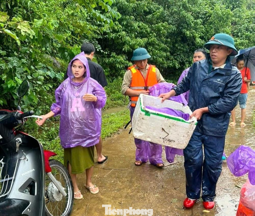 Thai phụ Hằng (bìa trái) được giải cứu an toàn đến bệnh viện chờ sinh.