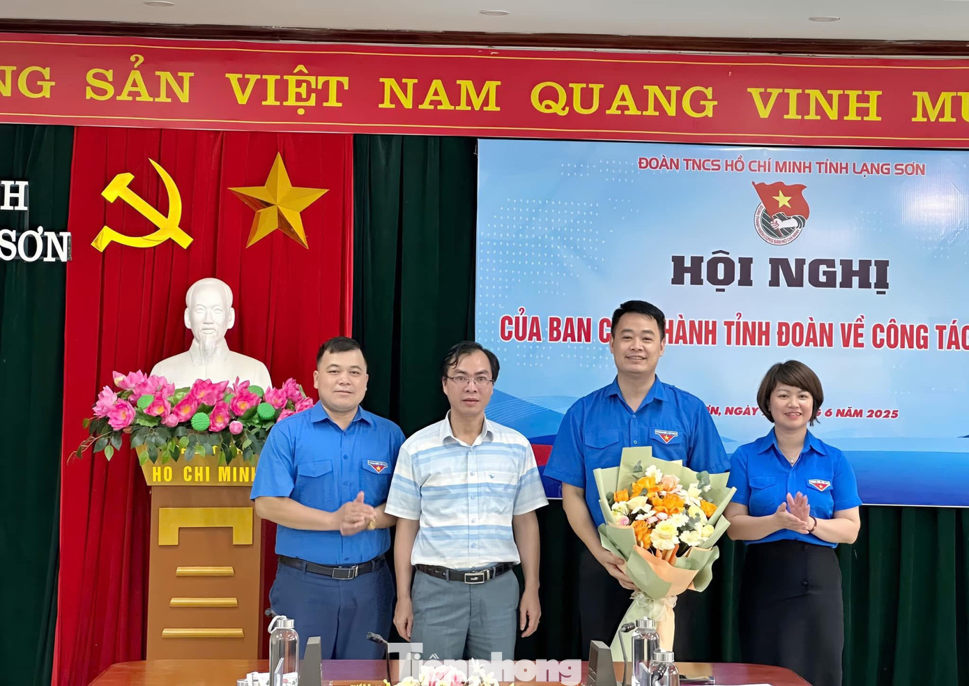 Thường trực Tỉnh Đoàn và đại diện Ban Tổ chức Tỉnh ủy Lạng Sơn tặng hoa chúc mừng anh Đoàn Thành Công. Thường trực Tỉnh Đoàn và đại diện Ban Tổ chức Tỉnh ủy Lạng Sơn tặng hoa chúc mừng anh Đoàn Thành Công.