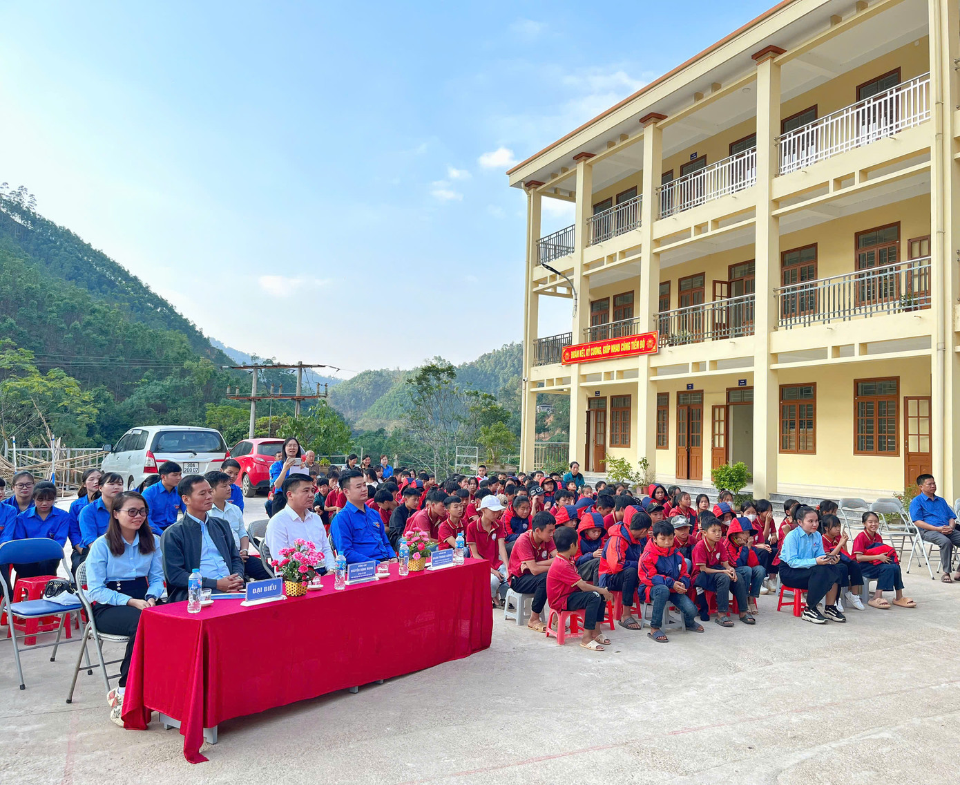 Chương trình thu hút sự tham gia của nhiều cơ quan, ban ngành đoàn thể cùng các thầy cô giáo, học sinh trên địa bàn.