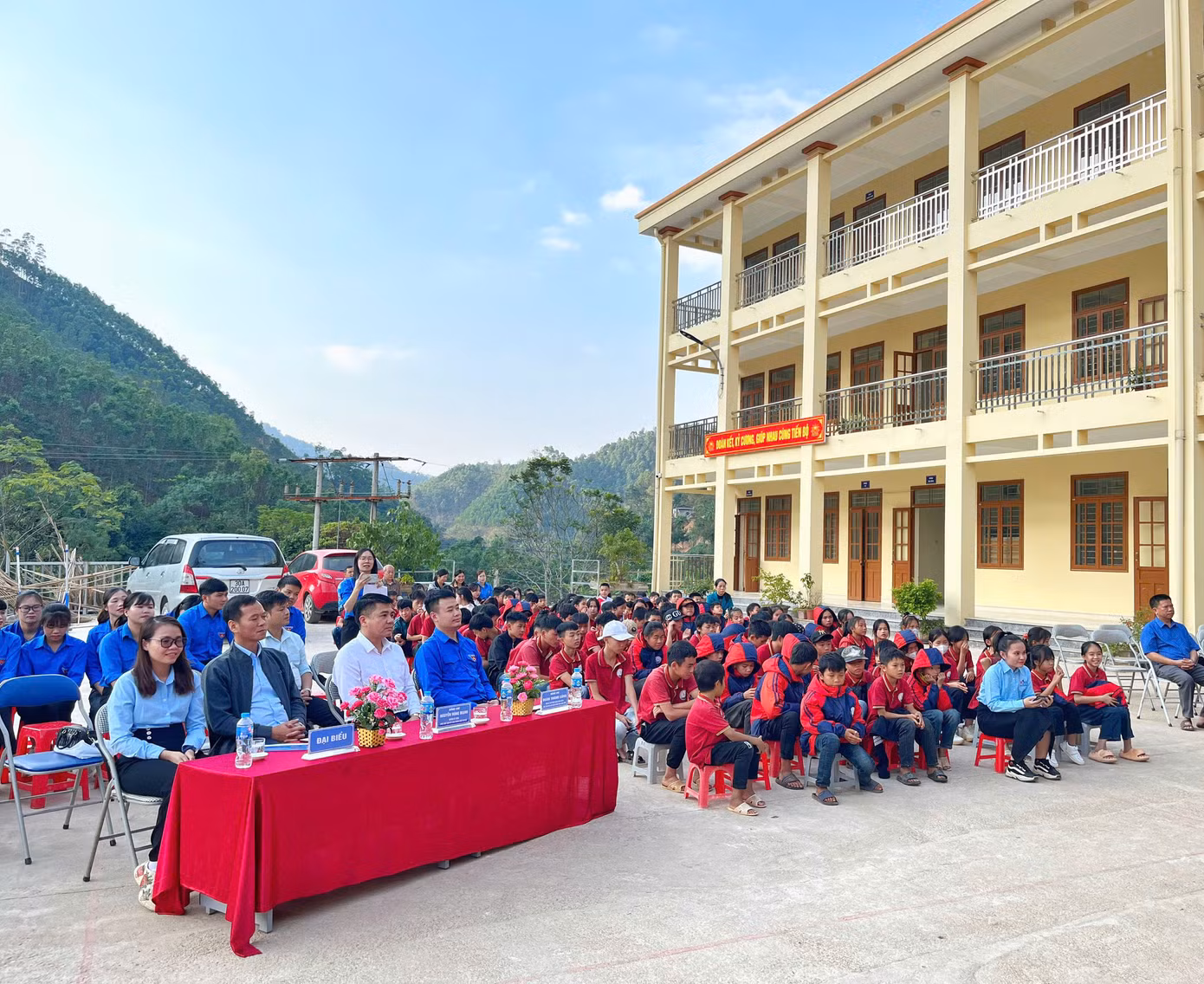 Chương trình thu hút sự tham gia của nhiều cơ quan, ban ngành đoàn thể cùng các thầy cô giáo, học sinh trên địa bàn.