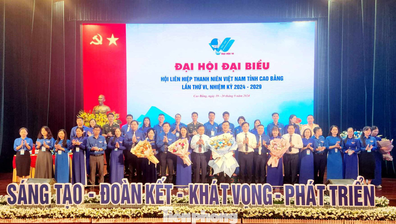 Ủy ban Hội LHTN Việt Nam tỉnh Cao Bằng ra mắt và nhận hoa chúc mừng.