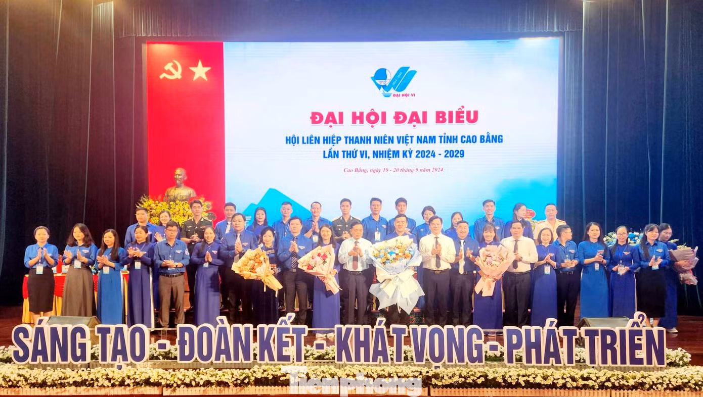 Ủy ban Hội LHTN Việt Nam tỉnh Cao Bằng ra mắt và nhận hoa chúc mừng. Ủy ban Hội LHTN Việt Nam tỉnh Cao Bằng ra mắt và nhận hoa chúc mừng.