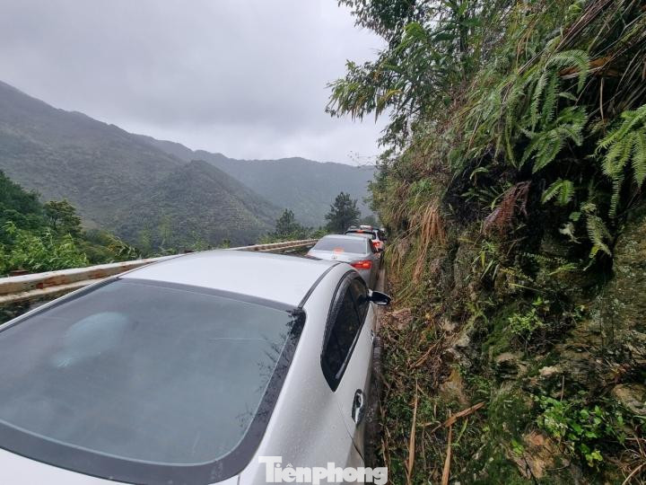 Cung đường lên đỉnh núi Mẫu Sơn nhỏ, hẹp, có nhiều đoạn cua gấp, thêm vào đó thời tiết lạnh giá, có mưa phùn cùng sương mù bao phủ gây nhiều khó khăn cho các phương tiện giao thông đi lại. Trong ảnh: Một số điểm tắc đường lên Khu du lịch Mẫu Sơn. Ảnh: VTC Cung đường lên đỉnh núi Mẫu Sơn nhỏ, hẹp, có nhiều đoạn cua gấp, thêm vào đó thời tiết lạnh giá, có mưa phùn cùng sương mù bao phủ gây nhiều khó khăn cho các phương tiện giao thông đi lại. Trong ảnh: Một số điểm tắc đường lên Khu du lịch Mẫu Sơn. Ảnh: VTC