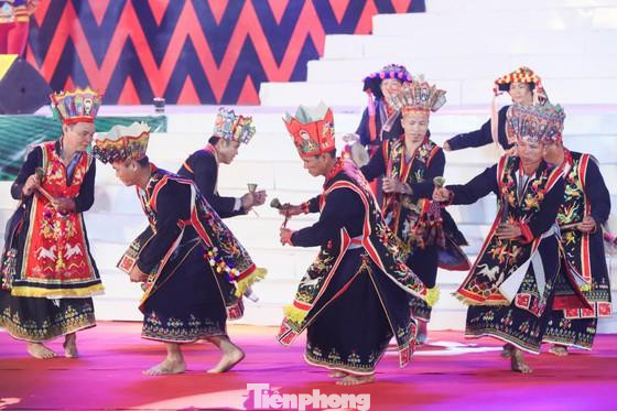 Nghi lễ truyền thống của người Dao được sân khấu hóa trình diễn tại ngày hội Văn hóa dân tộc Dao lần thứ 2 -Ảnh: TL Nghi lễ truyền thống của người Dao được sân khấu hóa trình diễn tại ngày hội Văn hóa dân tộc Dao lần thứ 2 -Ảnh: TL