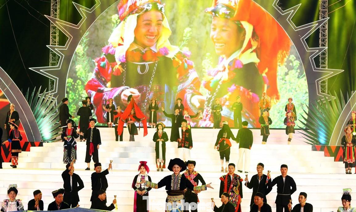 Màn Khai mạc hoành tráng quy tụ khoảng 2.000 nghệ nhân, diễn viên trong cả nước -Ảnh: TL Màn Khai mạc hoành tráng quy tụ khoảng 2.000 nghệ nhân, diễn viên trong cả nước -Ảnh: TL