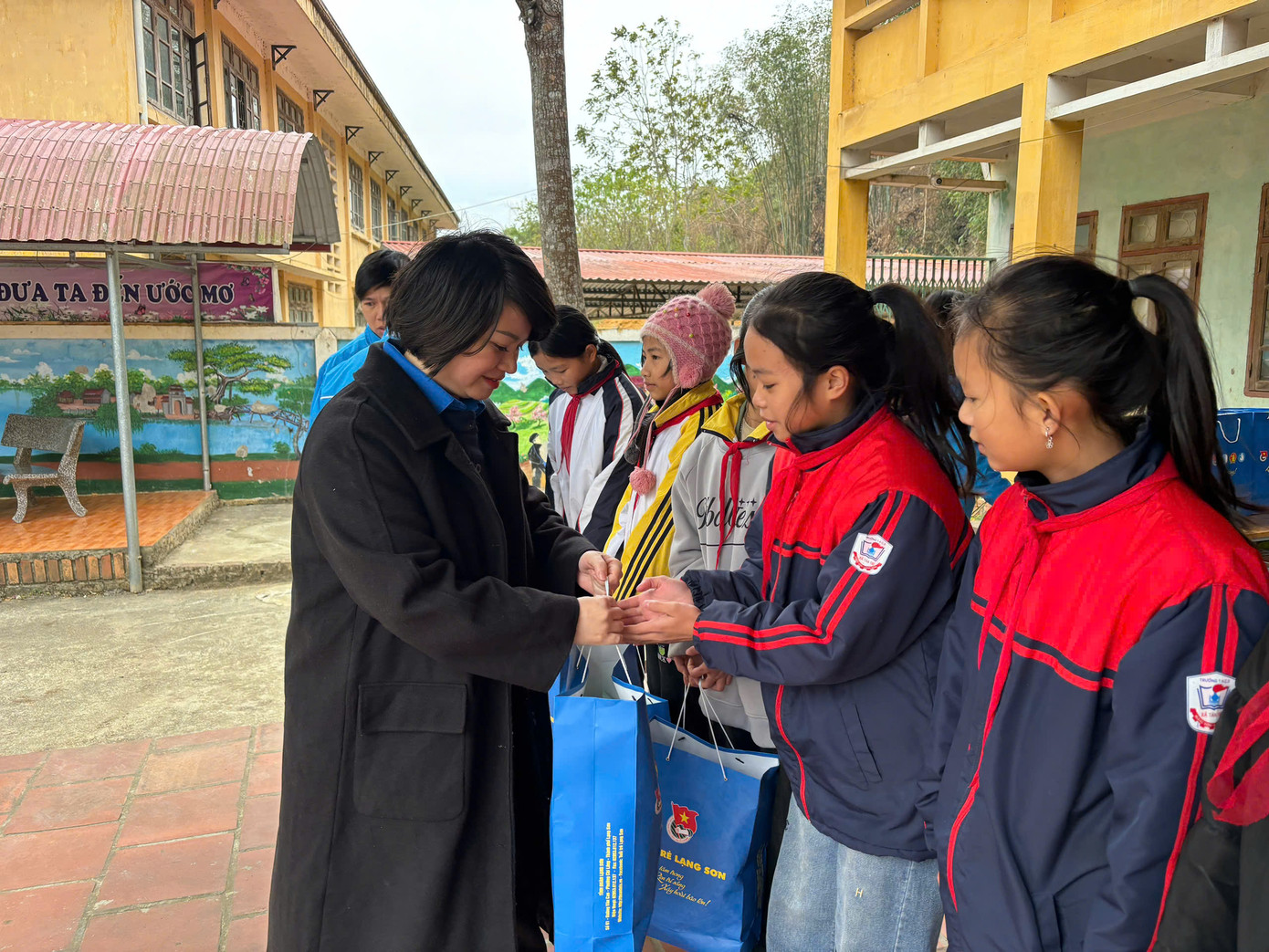 Trao quà các em học sinh nghèo, vượt khó Trao quà các em học sinh nghèo, vượt khó