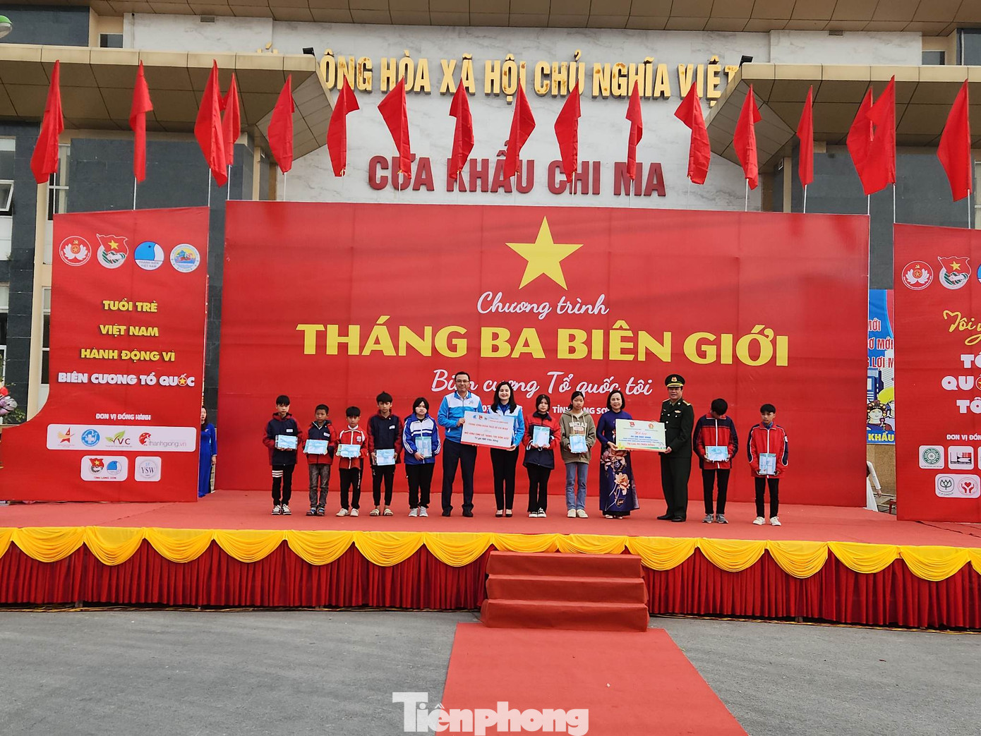 Nhiều phần quà, công trình dành cho thanh niên, học sinh được các cấp, các ngành trao tặng. - Ảnh: Duy Chiến Nhiều phần quà, công trình dành cho thanh niên, học sinh được các cấp, các ngành trao tặng. - Ảnh: Duy Chiến