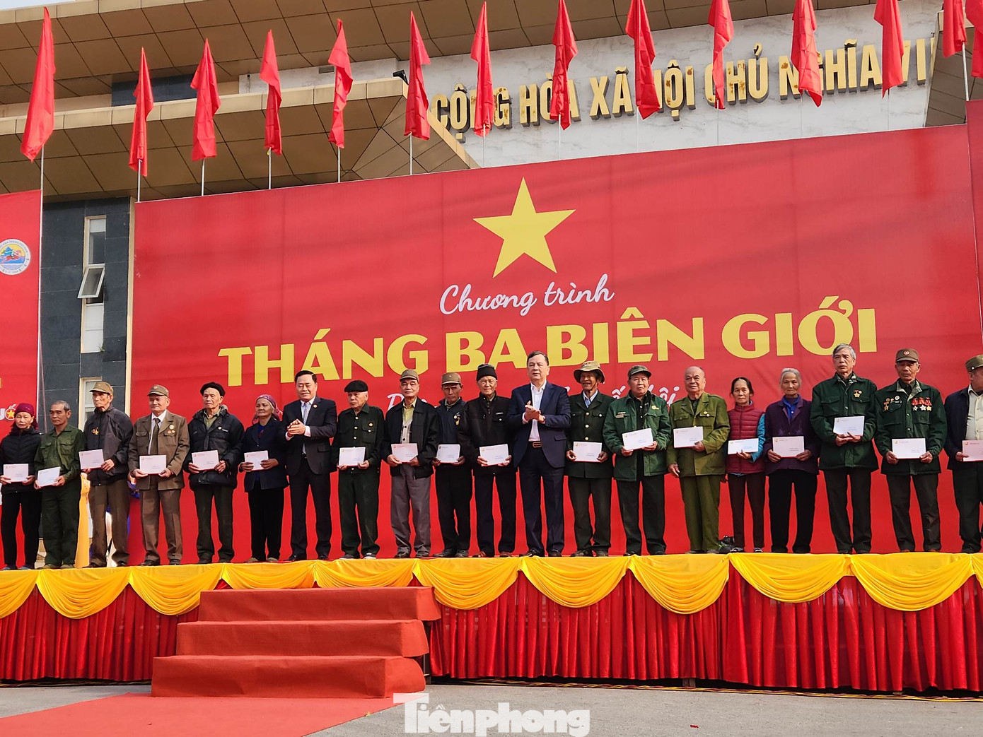 Lãnh đạo tỉnh Lạng Sơn trao quà cho các cựu chiến binh, nạn nhân chất độc da cam. Lãnh đạo tỉnh Lạng Sơn trao quà cho các cựu chiến binh, nạn nhân chất độc da cam.