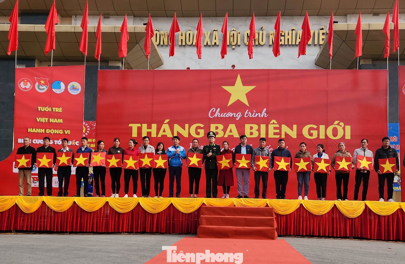 Người dân biên giới Lạng Sơn nhận cờ Tổ quốc của Ban tổ chức chương trình. Người dân biên giới Lạng Sơn nhận cờ Tổ quốc của Ban tổ chức chương trình.