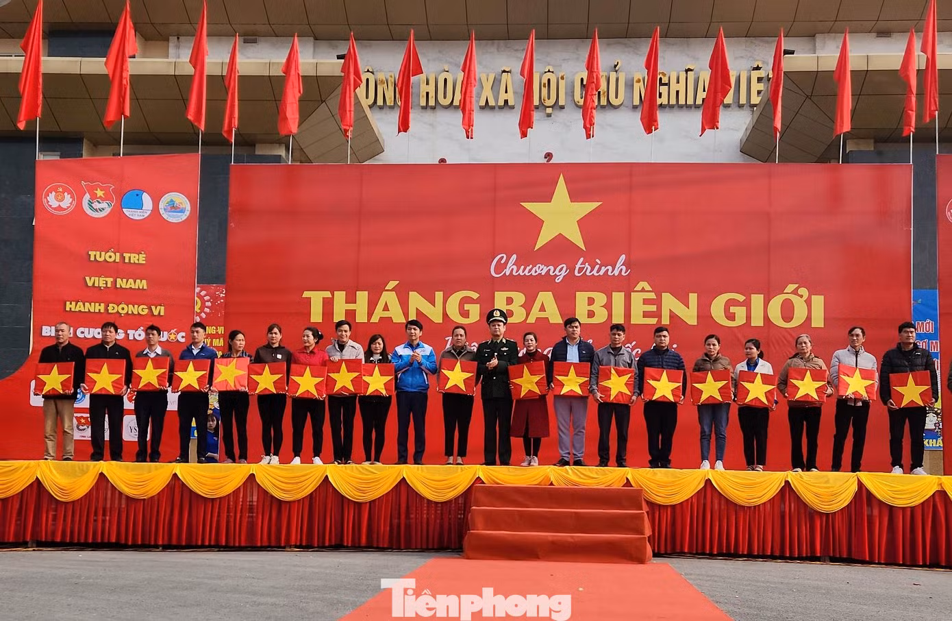 Người dân biên giới Lạng Sơn nhận cờ Tổ quốc của Ban tổ chức chương trình.