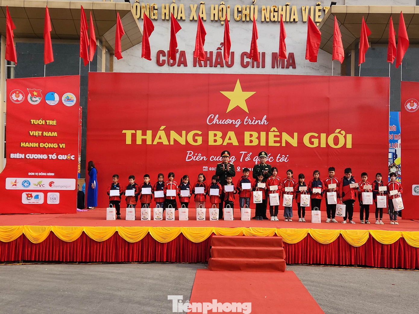Gia đình chính sách, học sinh vùng biên giới nhận quà của lực lượng vũ trang. - Ảnh: Duy Chiến Gia đình chính sách, học sinh vùng biên giới nhận quà của lực lượng vũ trang. - Ảnh: Duy Chiến