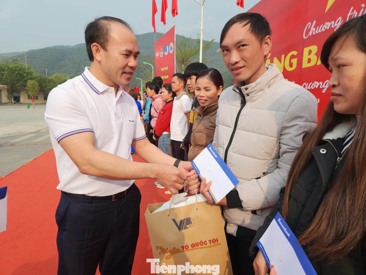 Các doanh nghiệp đồng hành cũng dành tình cảm cho người dân biên giới xứ Lạng. Các doanh nghiệp đồng hành cũng dành tình cảm cho người dân biên giới xứ Lạng.