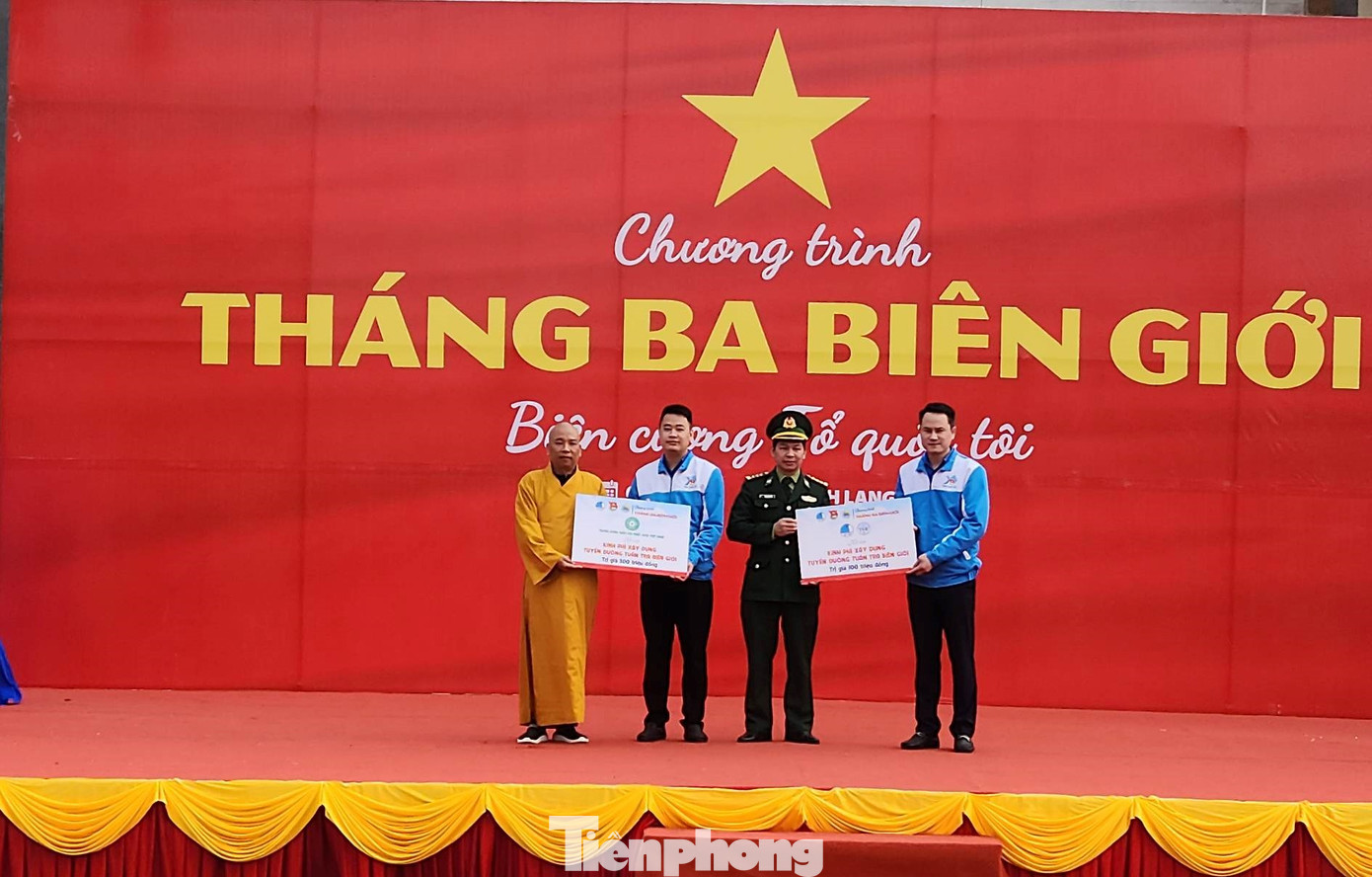 Anh Nguyễn Kim Quy, Phó Chủ tịch T.Ư Hội LHTN Việt Nam (bìa phải) và Thượng tọa Thích Quảng Truyền, Trưởng ban Giáo hội Phật giáo Việt Nam tỉnh Lạng Sơn trao biển hỗ trợ kinh phí xây dựng tuyến đường tuần tra biên giới. Anh Nguyễn Kim Quy, Phó Chủ tịch T.Ư Hội LHTN Việt Nam (bìa phải) và Thượng tọa Thích Quảng Truyền, Trưởng ban Giáo hội Phật giáo Việt Nam tỉnh Lạng Sơn trao biển hỗ trợ kinh phí xây dựng tuyến đường tuần tra biên giới.