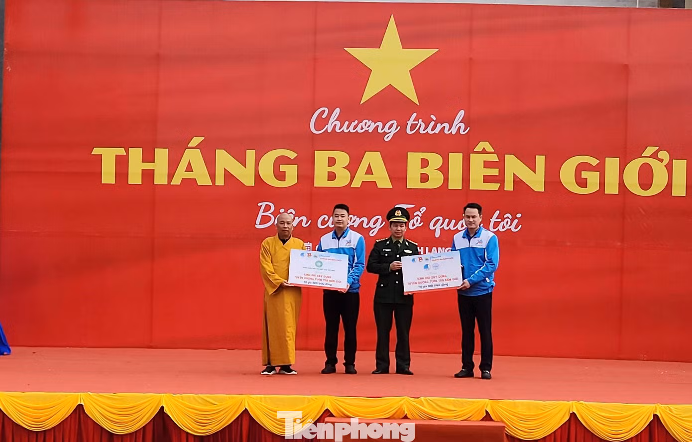 Anh Nguyễn Kim Quy, Phó Chủ tịch T.Ư Hội LHTN Việt Nam (bìa phải) và Thượng tọa Thích Quảng Truyền, Trưởng ban Giáo hội Phật giáo Việt Nam tỉnh Lạng Sơn trao biển hỗ trợ kinh phí xây dựng tuyến đường tuần tra biên giới.