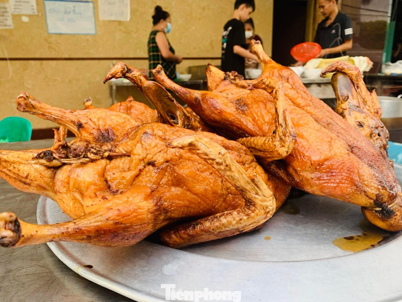 Vị quay nguyên con- đặc sản không thể thiếu trên mâm cỗ của người xứ Lạng. Ảnh: Duy Chiến