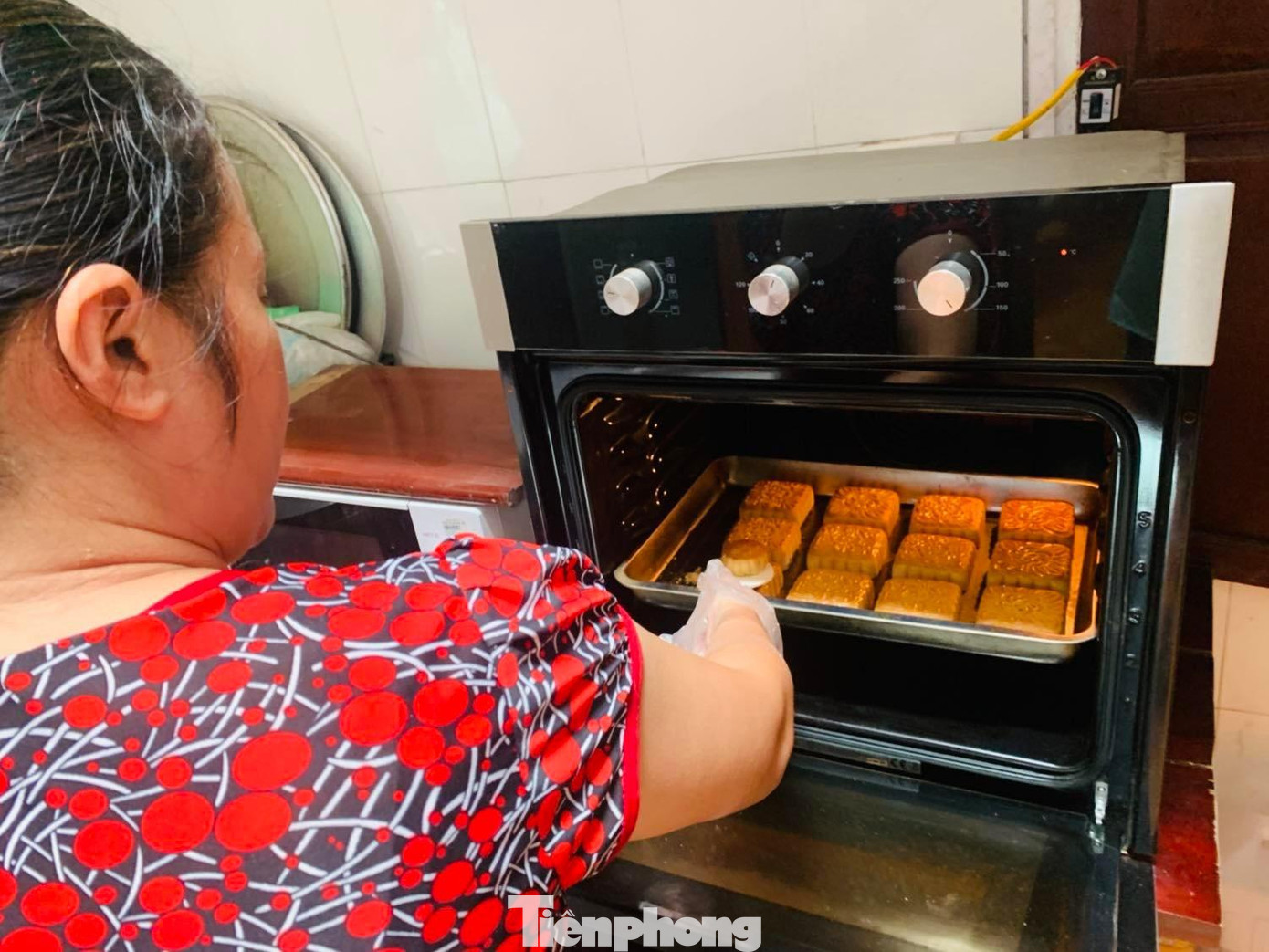 Một số gia đình còn làm bánh ngọt đãi khách dịp tết So Lộc. Ảnh: Duy Chiến