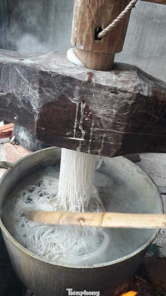 Các hộ gia đình người Tày- Nùng Lạng Sơn làm bún ăn dịp tết. Ảnh: Duy Chiến