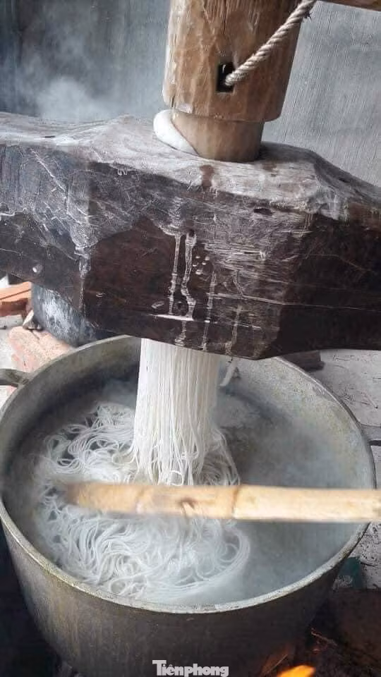 Các hộ gia đình người Tày- Nùng Lạng Sơn làm bún ăn dịp tết. Ảnh: Duy Chiến
