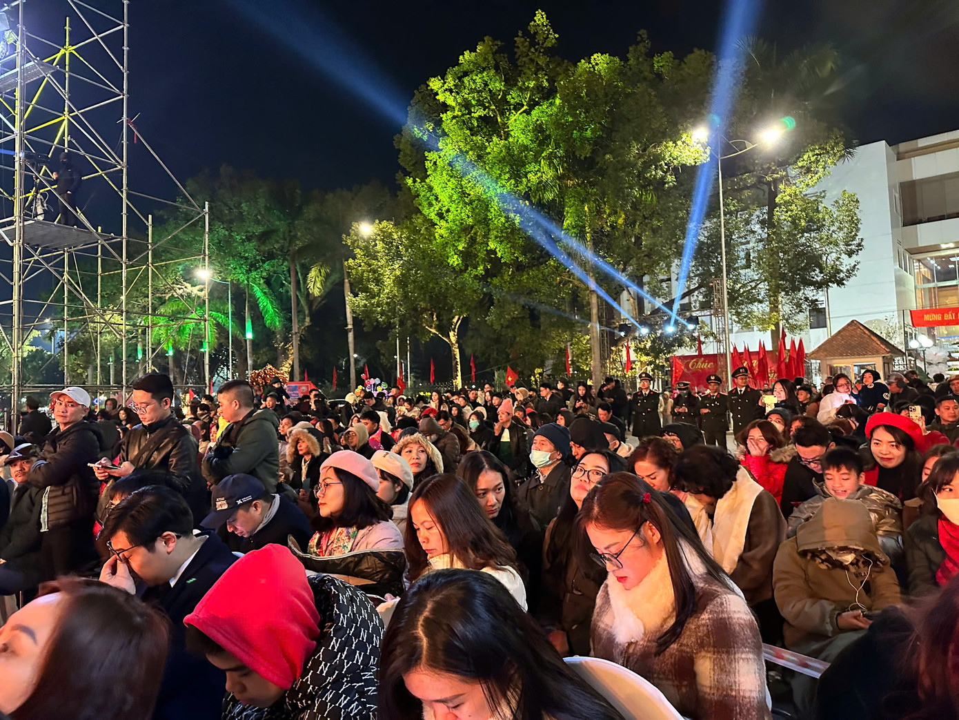 Rất đông bạn trẻ tham dự chương trình nghệ thuật đêm giao thừa ở xứ Lạng Rất đông bạn trẻ tham dự chương trình nghệ thuật đêm giao thừa ở xứ Lạng