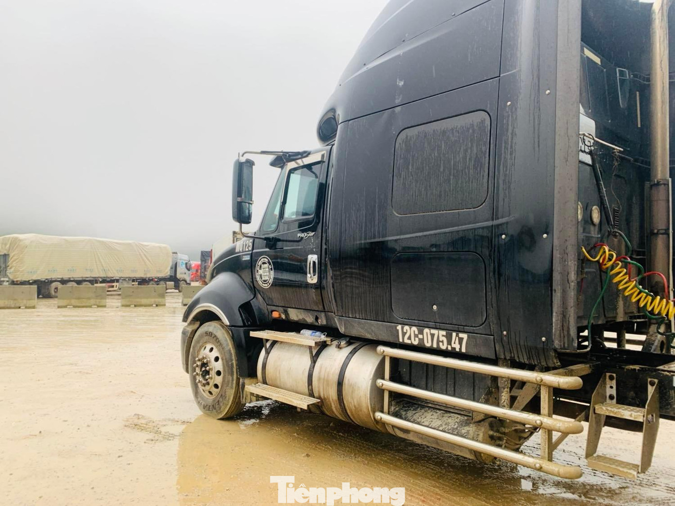 Xe ô tô biển số 12C-07547 hiện đã bị tạm giữ, niêm phong để điều tra, nhưng chủ nhân của xe, chủ hàng hiện vẫn "biệt tăm" -Ảnh: Duy Chiến Xe ô tô biển số 12C-07547 hiện đã bị tạm giữ, niêm phong để điều tra, nhưng chủ nhân của xe, chủ hàng hiện vẫn "biệt tăm" -Ảnh: Duy Chiến