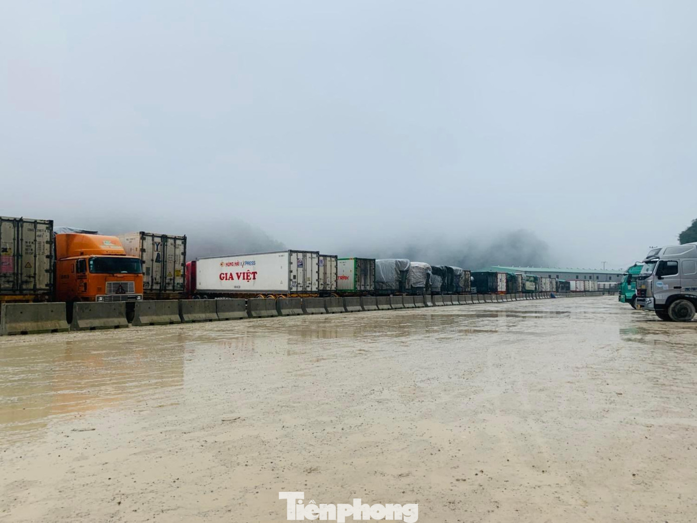 Đến nay, tại cửa khẩu Tân Thanh vẫn còn trên 600 xe tồn, ứ, có xe nằm xếp "lốt" gần 20 ngày, nên việc lộ ra "vượt lốt" xe xuất khẩu đang gây bức xúc cho doanh nghiệp và người dân -Ảnh: Duy Chiến