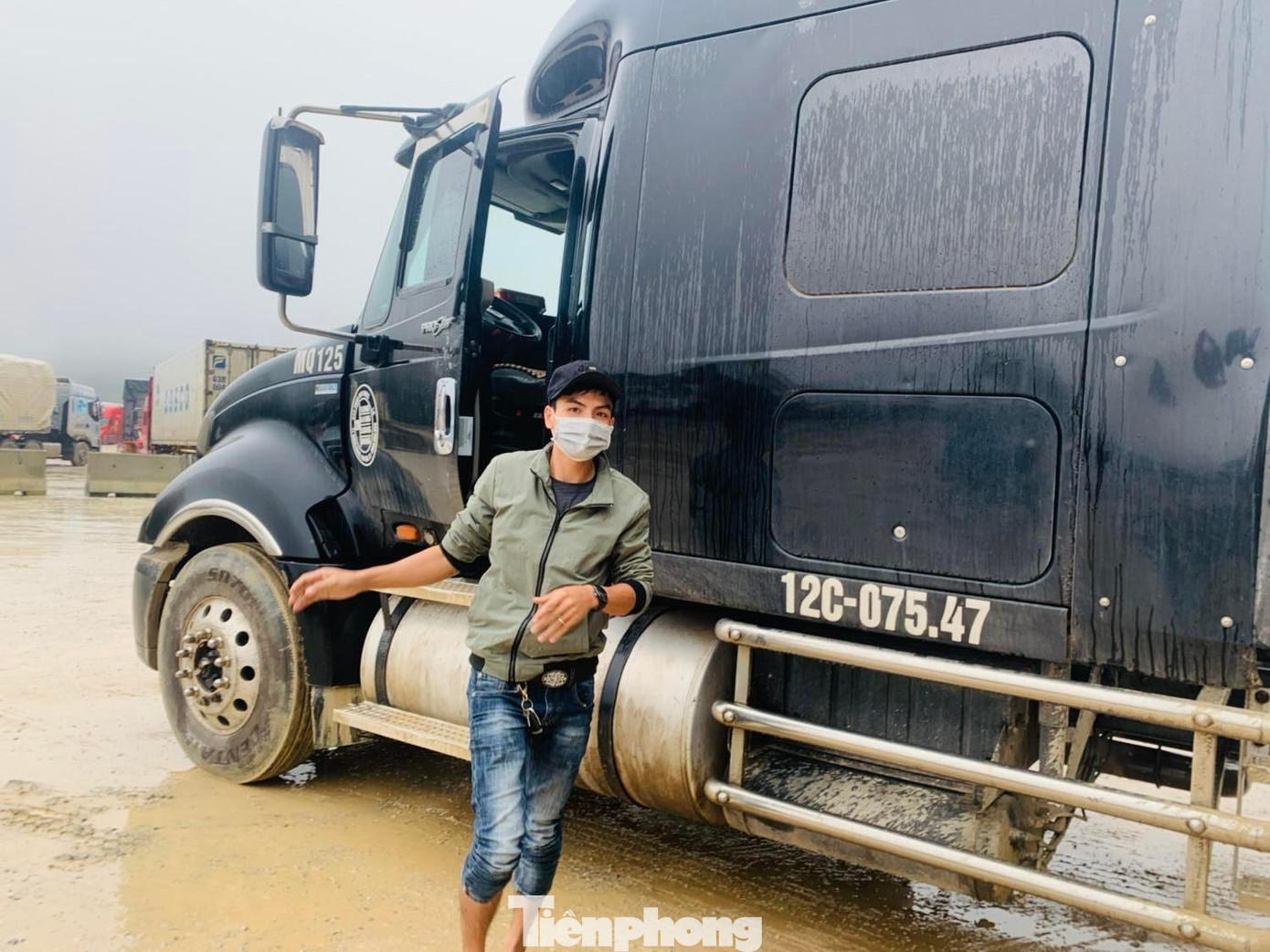Những ngày đầu có xuất hiện lái xe biển số 12C-075.47 ở khu vực bãi Bảo Nguyên nằm trong khu cửa khẩu Tân Thanh -Ảnh: Duy Chiến