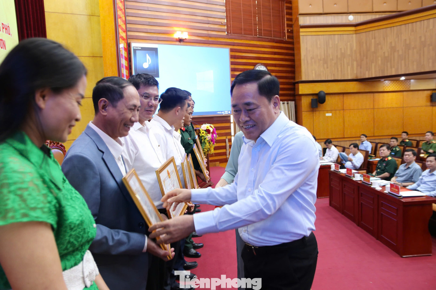 Phóng viên báo Tiền Phong nhận Bằng khen của Chủ tịch UBND tỉnh Lạng Sơn,