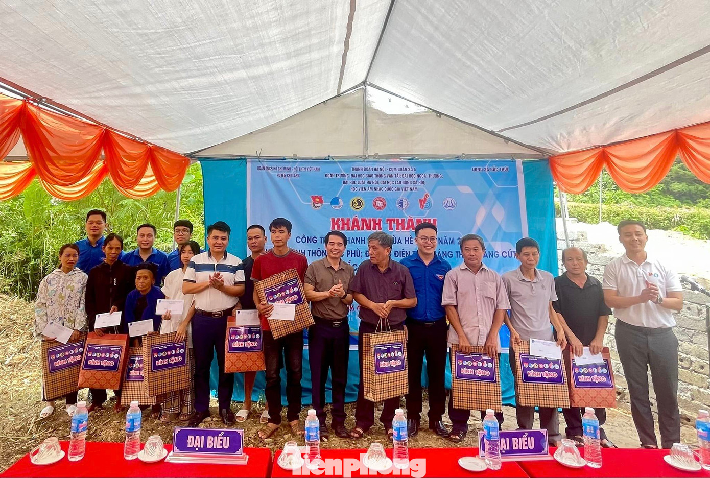 Tặng quà các gia đình chính sách, hộ nghèo trên địa bàn xã Bắc Thủy, huyện Chi Lăng. Tặng quà các gia đình chính sách, hộ nghèo trên địa bàn xã Bắc Thủy, huyện Chi Lăng.