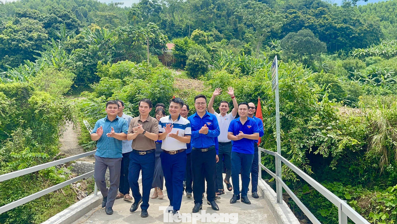 Hân hoan cây cầu nối những bờ vui. Hân hoan cây cầu nối những bờ vui.