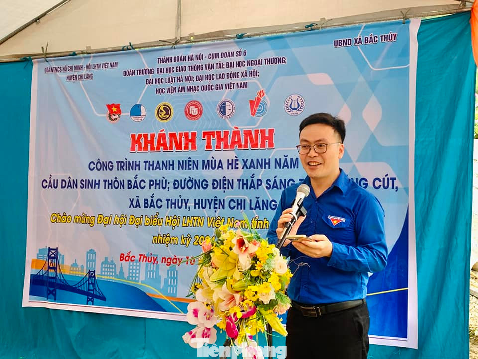 Đại diện Cụm Đoàn số 6 Thành đoàn Hà Nội phát biểu tại chương trình Đại diện Cụm Đoàn số 6 Thành đoàn Hà Nội phát biểu tại chương trình