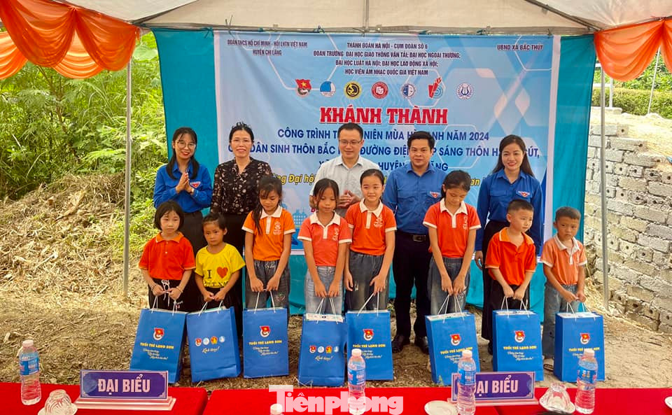 Tỉnh Đoàn Lạng Sơn- Huyện đoàn- Hội LHTN Việt Nam huyện Chi Lăng trao quà cho các em học sinh có hoàn cảnh khó khăn. Tỉnh Đoàn Lạng Sơn- Huyện đoàn- Hội LHTN Việt Nam huyện Chi Lăng trao quà cho các em học sinh có hoàn cảnh khó khăn.