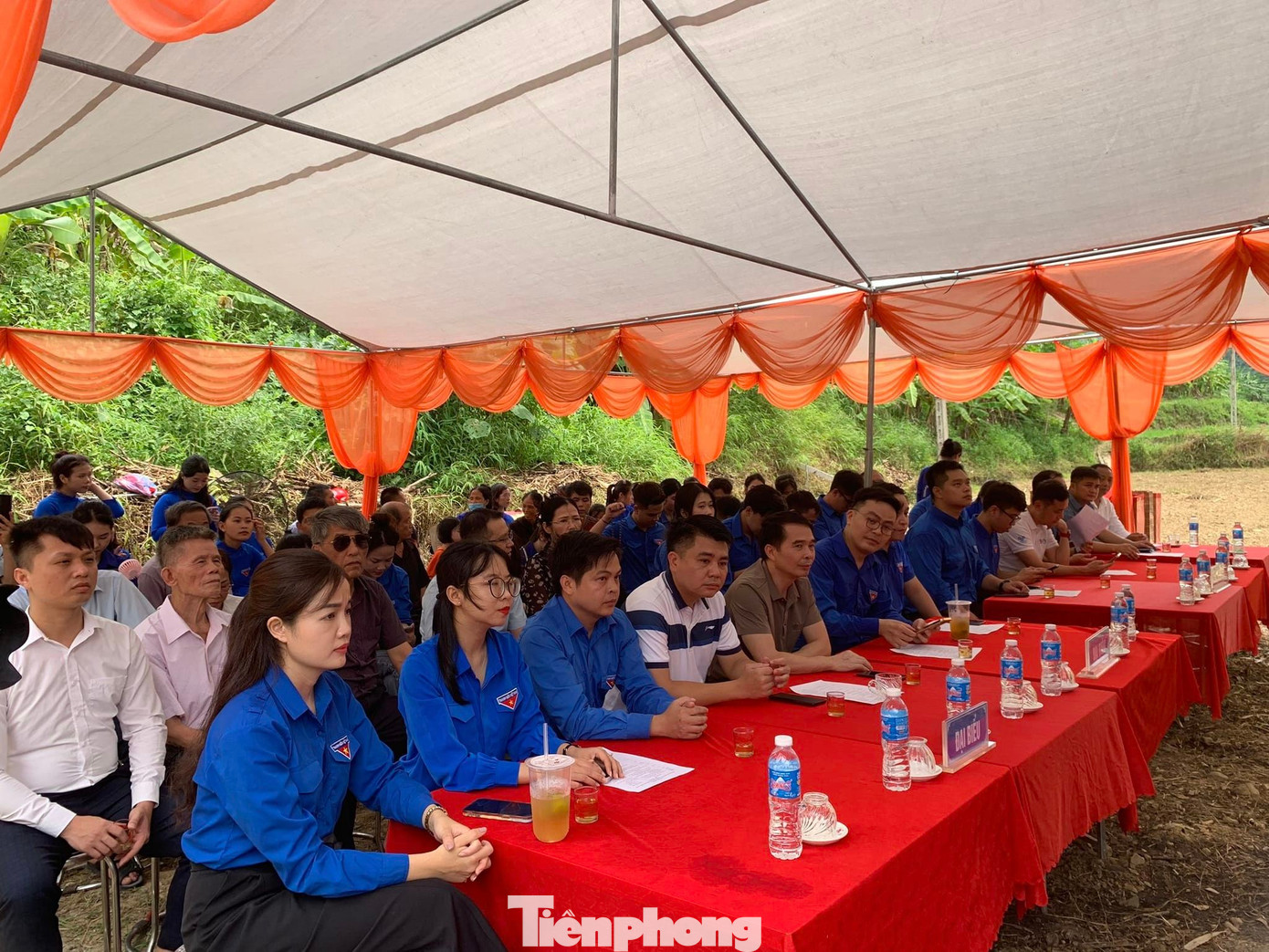 Đông đảo đoàn viên thanh niên, nhân dân trên địa bàn tham dự chương trình. Đông đảo đoàn viên thanh niên, nhân dân trên địa bàn tham dự chương trình.