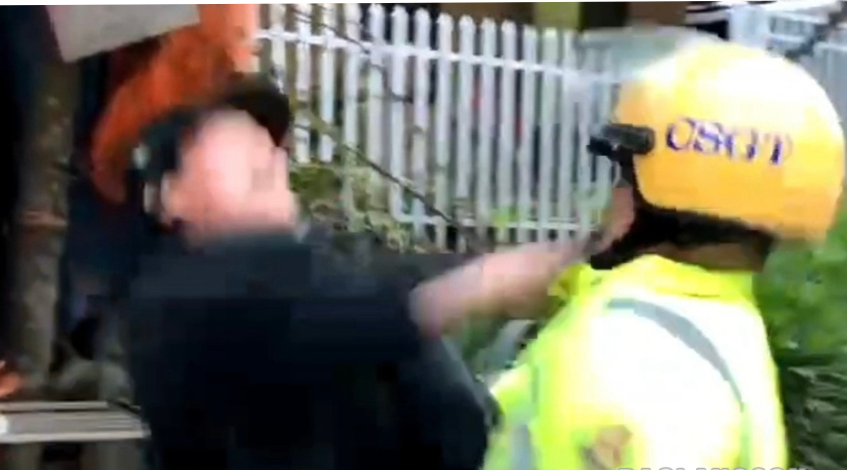 Đối tượng Vi Văn Kinh (bìa trái) dùng tay tấn công cảnh sát giao thông (ảnh cắt từ Clip) Đối tượng Vi Văn Kinh (bìa trái) dùng tay tấn công cảnh sát giao thông (ảnh cắt từ Clip)