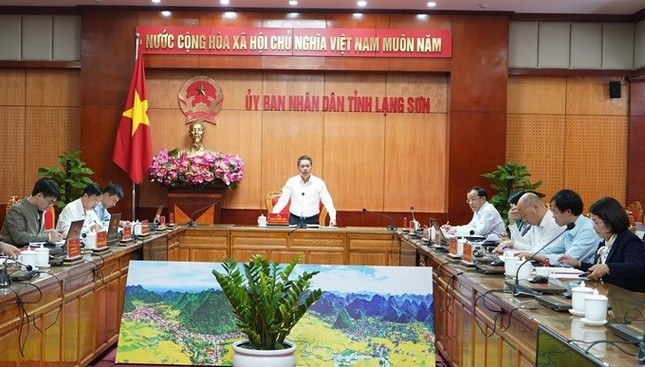 Phó Chủ tịch UBND tỉnh Lạng Sơn Đoàn Thanh Sơn (giữa) chủ trì cuộc họp với các ban ngành chức năng địa phương nhằm tháo gỡ những khó khăn ở cơ sở. Phó Chủ tịch UBND tỉnh Lạng Sơn Đoàn Thanh Sơn (giữa) chủ trì cuộc họp với các ban ngành chức năng địa phương nhằm tháo gỡ những khó khăn ở cơ sở.