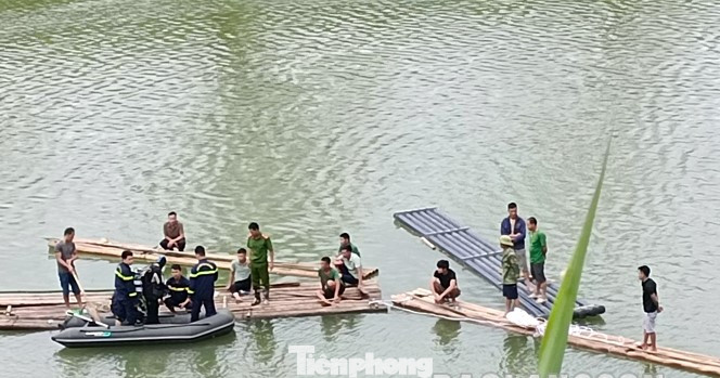 Lực lượng chức năng khẩn trương tìm kiếm phương tiện và người tai nạn. Ảnh: TL Lực lượng chức năng khẩn trương tìm kiếm phương tiện và người tai nạn. Ảnh: TL